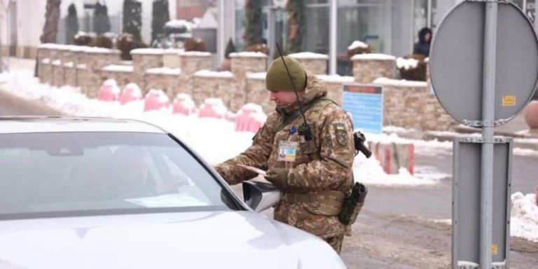 Унаслідок негоди на Одещині тимчасово призупинили рух вантажівок на кордоні з Молдовою
