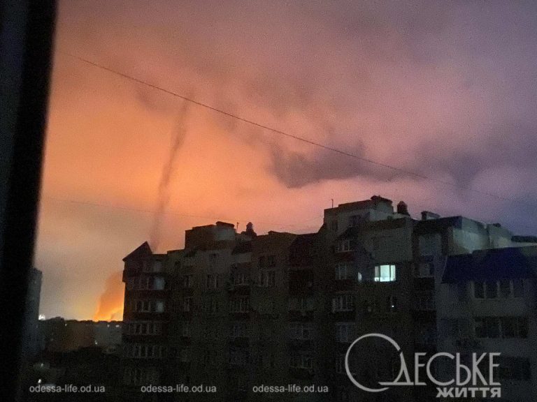 Одесу піддали масованому обстрілу — будинки горять, є поранені