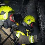 Полум’я та густий дим у п’ятиповерховому будинку Одеси вночі — ФОТО