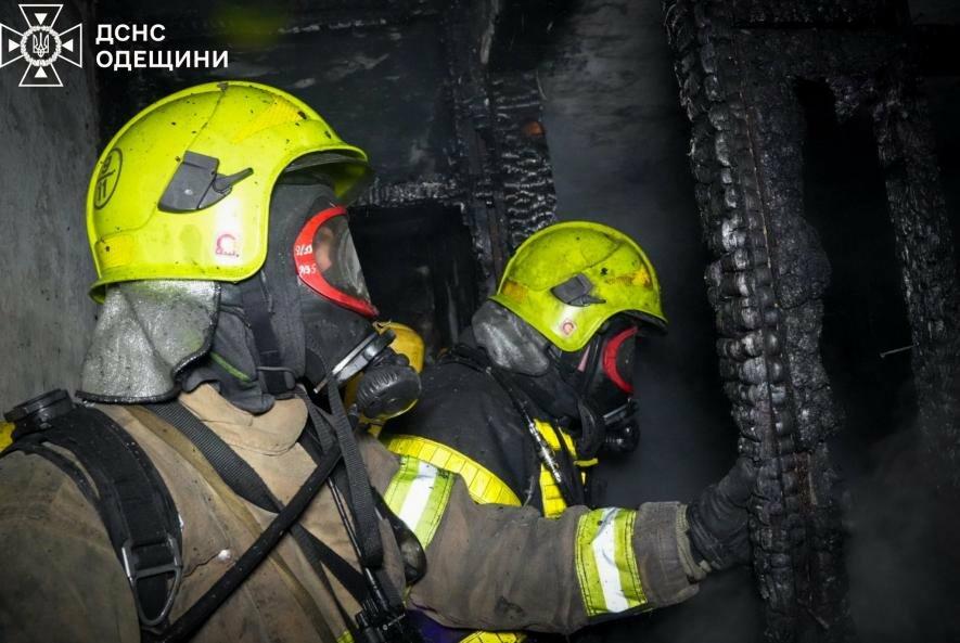 Полум’я та густий дим у п’ятиповерховому будинку Одеси вночі — ФОТО