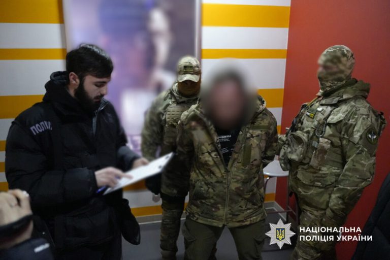 На Одещині затримали військового під час отримання 9300 доларів за зняття з обліку