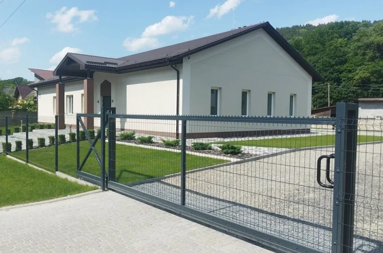 Фундамент під огорожу: що вибирають найчастіше та чому