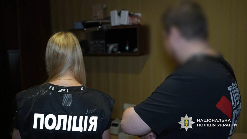 Майстра підробок з Одеси судитимуть за фальсифікацію паспортів, військових посвідчень, пенсійних документів та довідок МСЕК