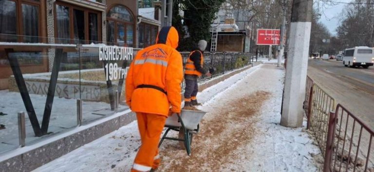 У перший день лютого одеські комунальники продемонстрували, як долають ожеледицю — ФОТО