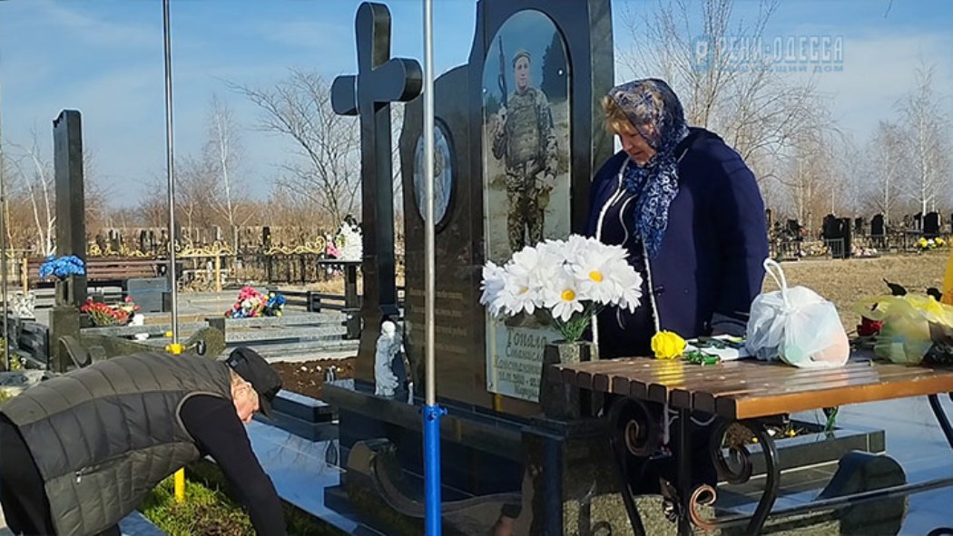 У Рені на цвинтарі сталася стрілянина, пошкоджено пам’ятник загиблому захиснику Маріуполя