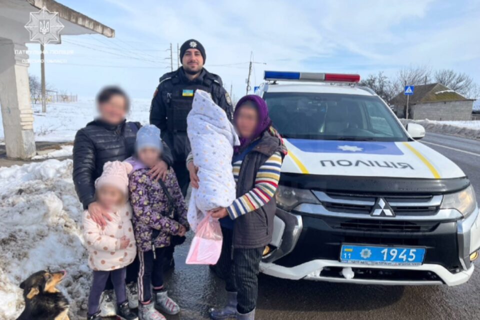 Поліція Ізмаїльщини допомогла родині з новонародженою, яка під час негоди йшла пішки до Орлівки