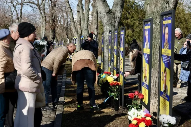 В Одесі на Алеї Героїв увіковічнили імена ще 24 захисників у четверту річницю стійкості (фото)