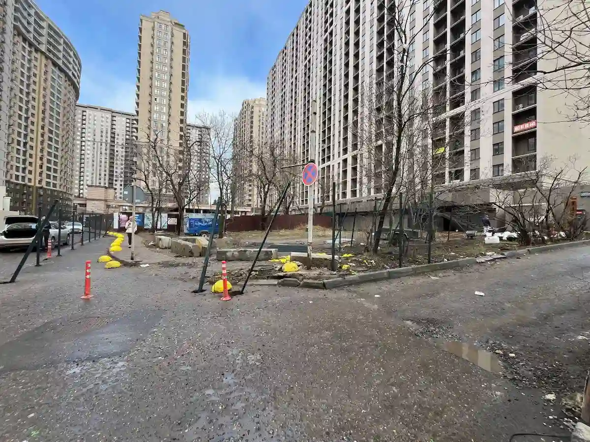 В Аркадії паркан заблокував частину дороги — одеситам доводиться йти проїжджою частиною