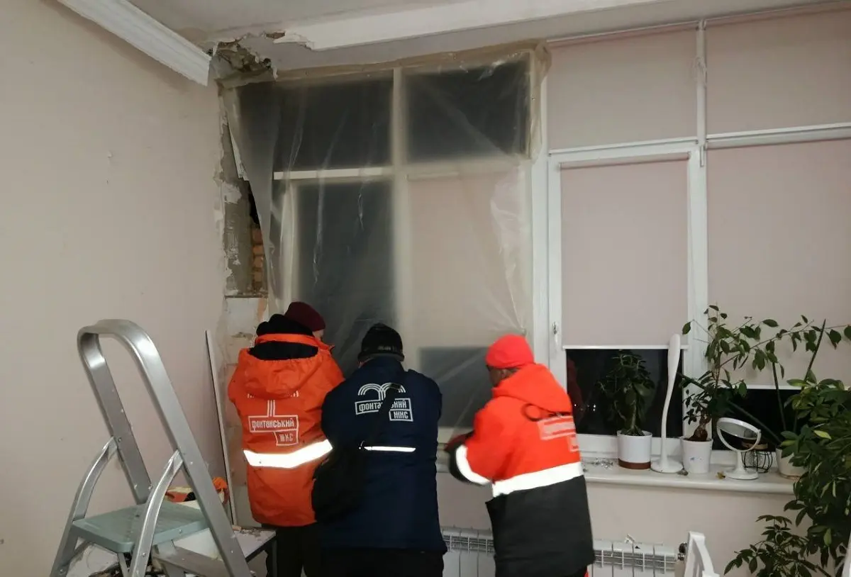 Наслідки нічної атаки в Одесі: пошкоджені шкільні вікна та допомога постраждалим (фото)