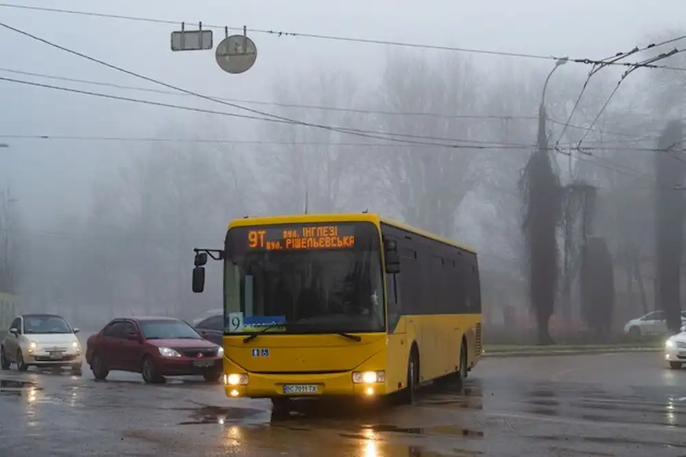 В Одесі безкоштовні автобуси курсують за розкладом, але пасажири нарікають