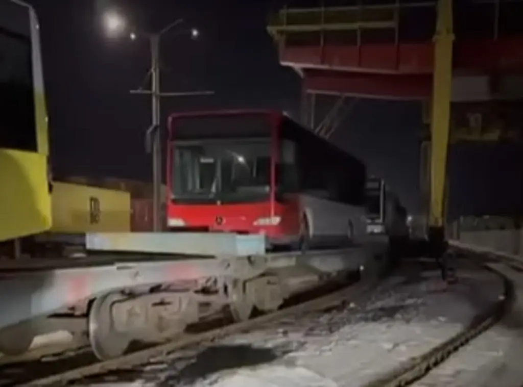 Із Києва до Одеси прямують ще п’ять гуманітарних автобусів (відео)