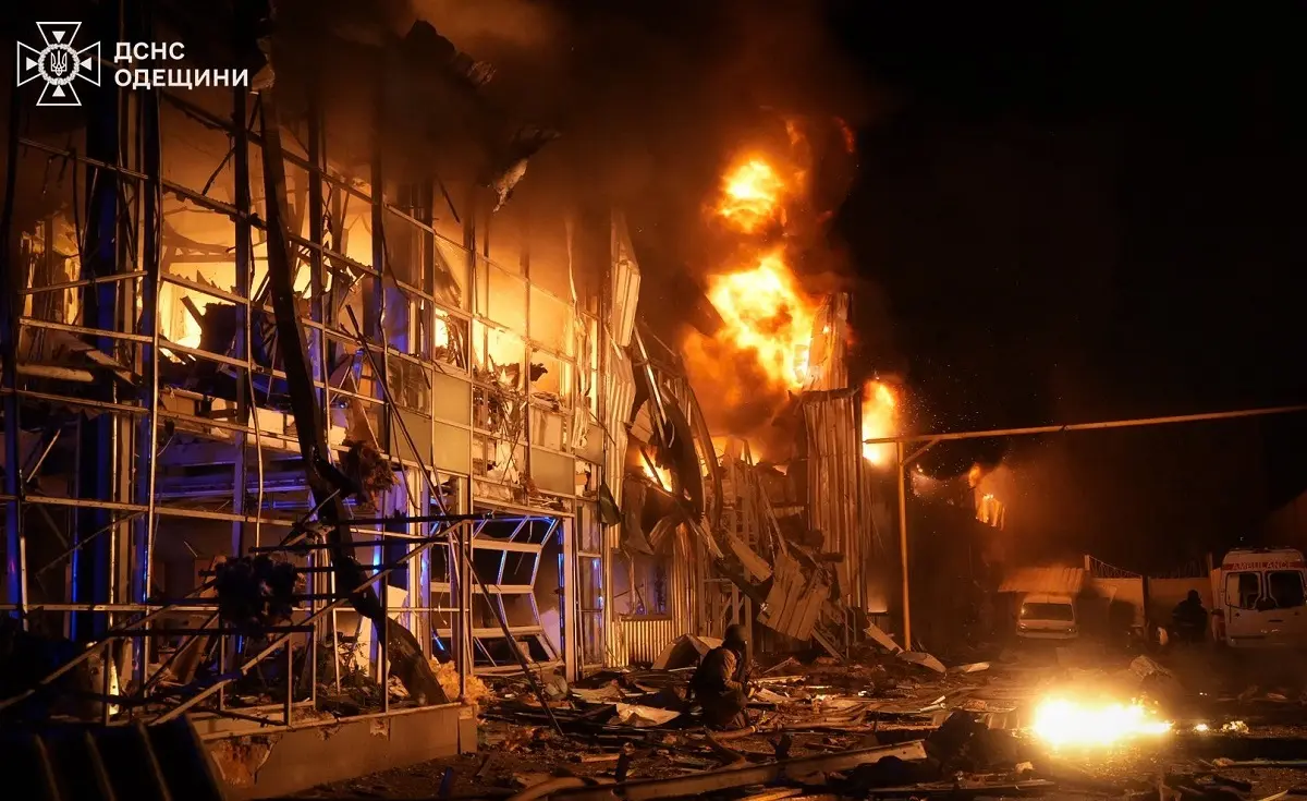 Рятувальники оприлюднили кадри гасіння пожежі в одеському автосалоні після нічної атаки дронів (фото)