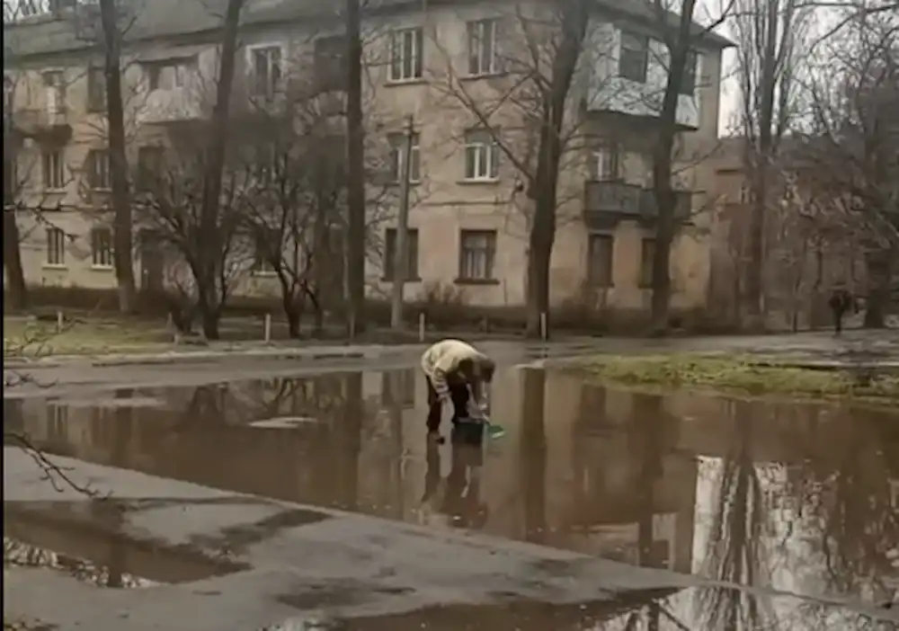 На Одещині селище тиждень без водопостачання — жителі беруть воду з калюж