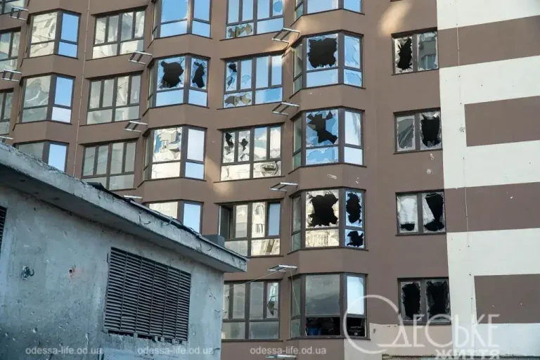 В Одесі після нічного обстрілу відновили опалення в пошкодженому будинку
