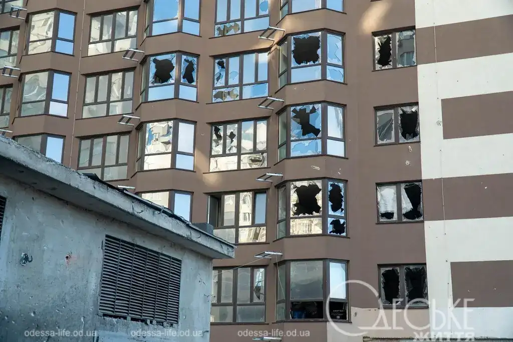В Одесі після нічного обстрілу відновили опалення в пошкодженому будинку