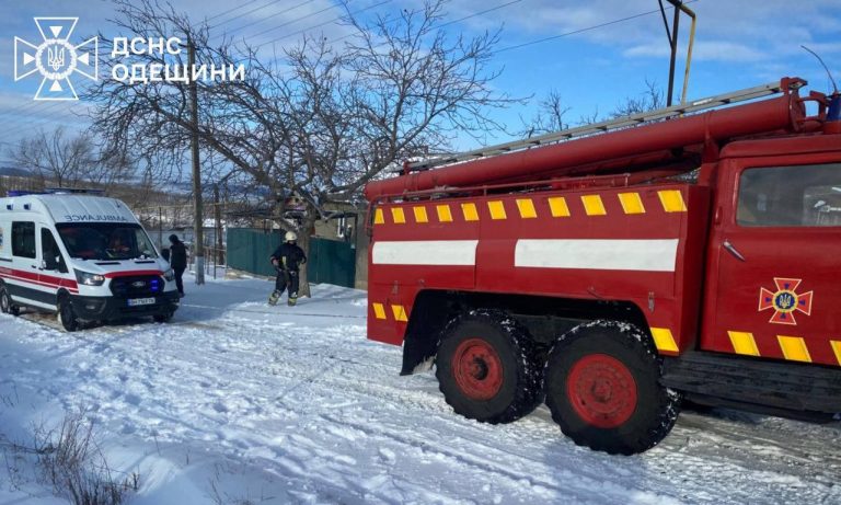 На Одещині рятувальники понад десять разів витягували автомобілі зі снігових заметів