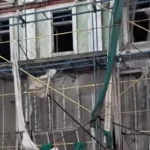 На Приморському бульварі в Одесі пам’ятник архітектури прикривають банером замість реставрації і повільно знищують (відео)