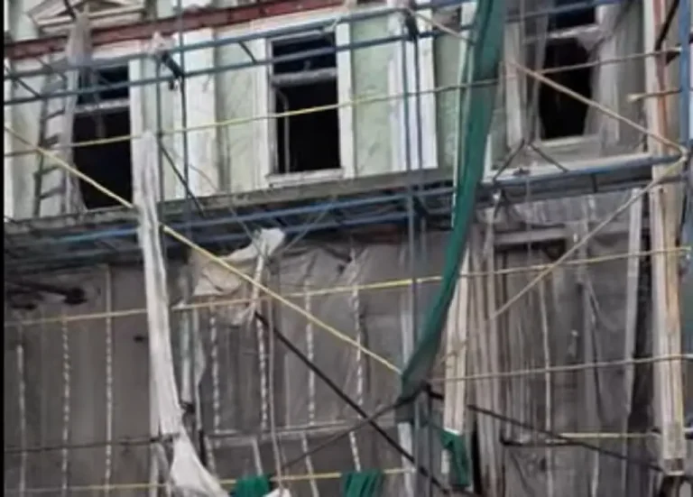 На Приморському бульварі в Одесі пам’ятник архітектури прикривають банером замість реставрації і повільно знищують (відео)