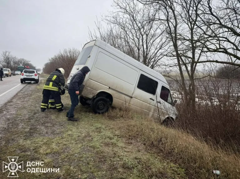 Крижана ожеледиця та заблоковані автівки: як негода паралізувала Одещину