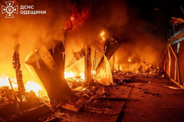 ДСНС Одещини та прокуратура оприлюднили фото наслідків нічного обстрілу