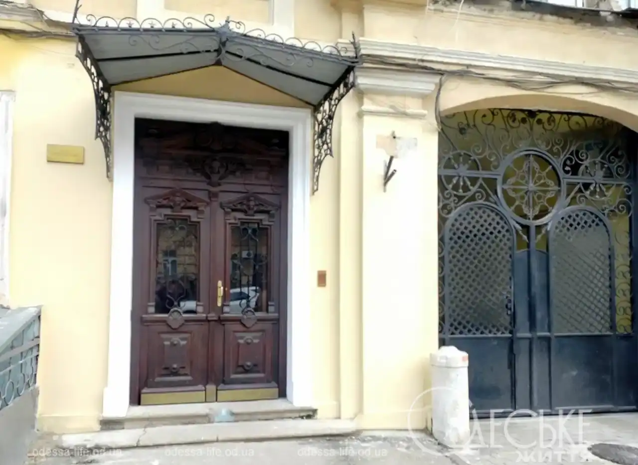 В Одесі відновили історичні двері будинку Петалос — на фасаді виявили нову загадку