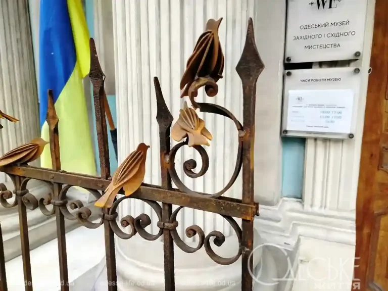 У трьох знакових куточках Одеси з’явився артпроєкт «Дотик неба» з металевими птахами