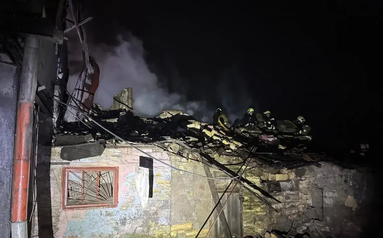 Нічна атака ворожих дронів на Одесу: під завалами приватного будинку загинула жінка