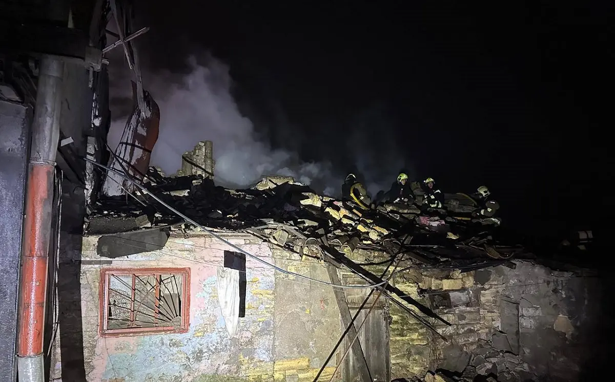 Нічна атака ворожих дронів на Одесу: під завалами приватного будинку загинула жінка