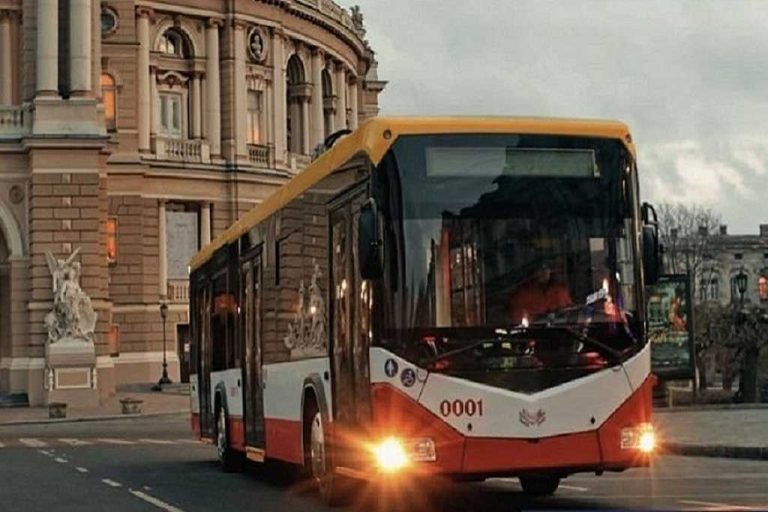 Старі автобуси з Житомира прибули до Одеси — чи врятують вони місто від транспортного колапсу?