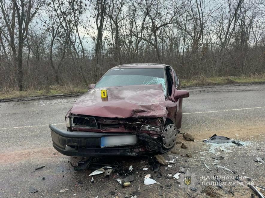 Лобове зіткнення на трасі під Одесою: двоє водіїв госпіталізовані — ФОТО