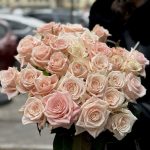 Цветочный подарок без суеты: как устроить вручение в правильный момент