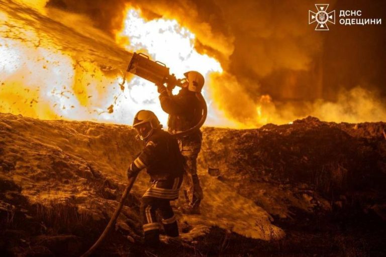 Полум’я поглинуло колію, на Одещині розлилося пальне: що відомо про нічний удар — ФОТО