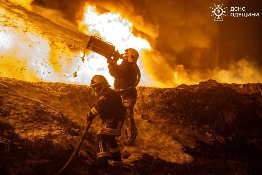 Полум’я поглинуло колію, на Одещині розлилося пальне: що відомо про нічний удар — ФОТО