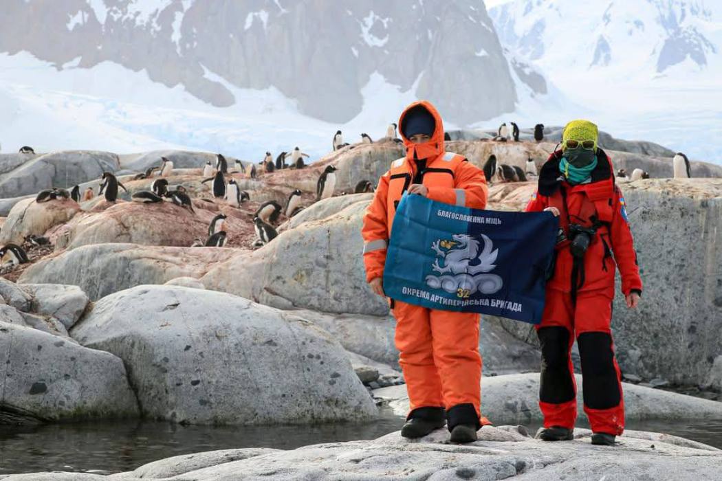Прапор Одеської бригади морської піхоти урочисто замайорів в Антарктиці