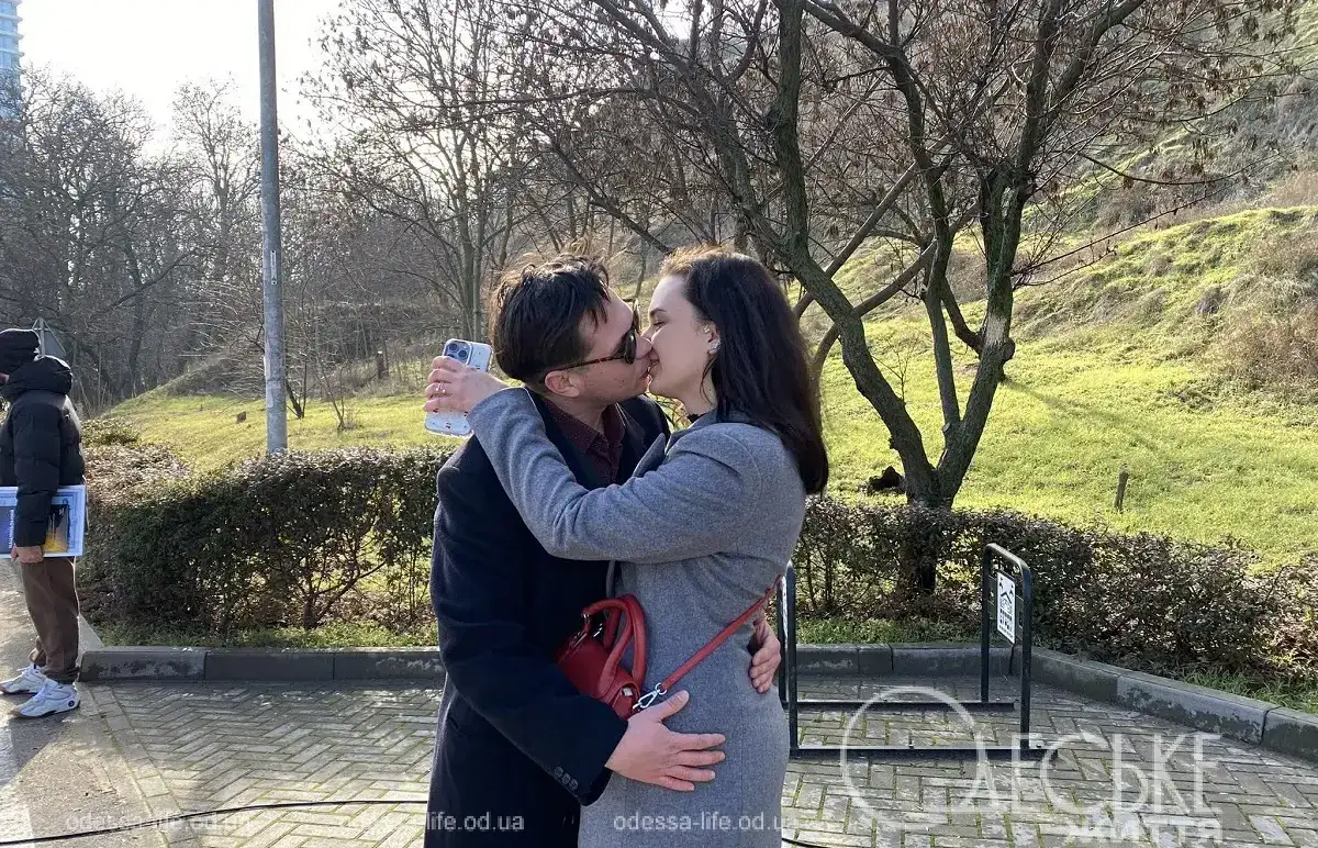 Масовий поцілунок в Одесі: рекорд на морському узбережжі у фото