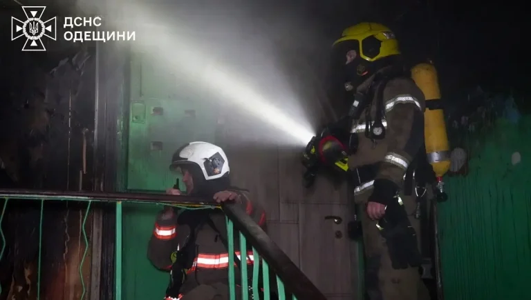 Нічна пожежа в Київському районі Одеси: з квартири евакуювали людей (відео)
