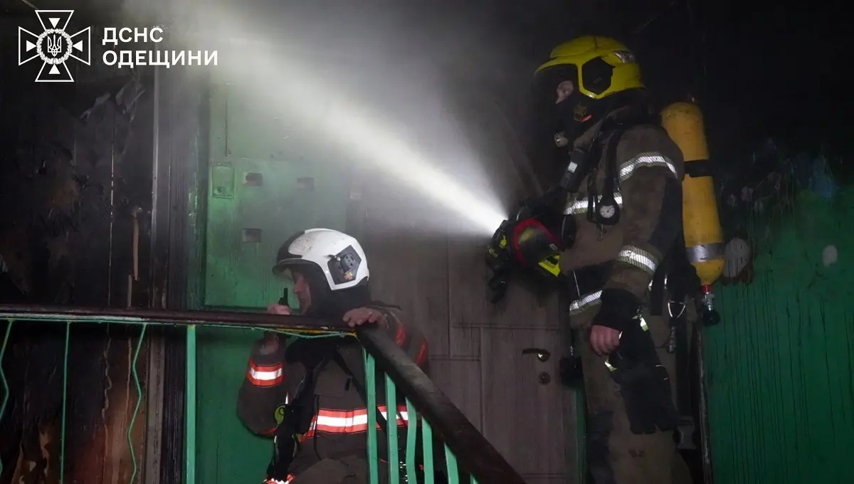 Нічна пожежа в Київському районі Одеси: з квартири евакуювали людей (відео)