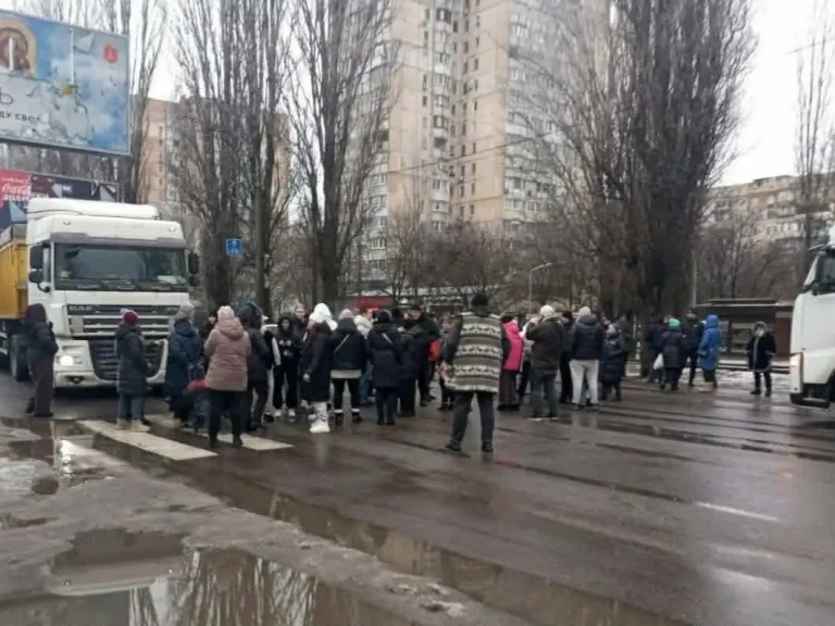 В Одесі мешканці перекрили дорогу через масові відключення електроенергії
