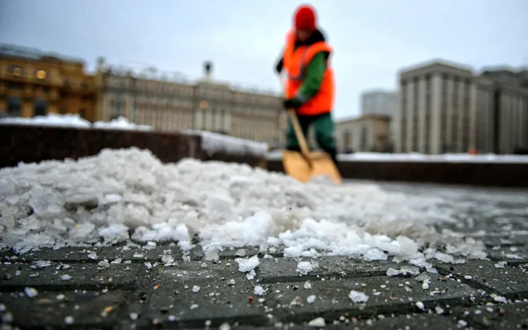 Мільйони солі для Одеси: вистачить чи ні, щоб зупинити ковзання на дорогах