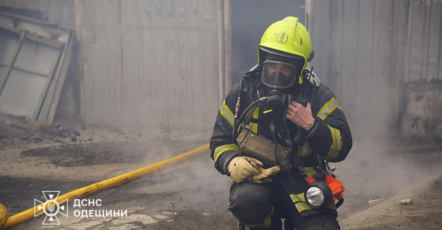 На трасі Одеса—Миколаїв після зіткнення з фурою водія затисло в автомобілі
