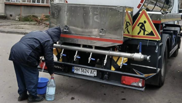 Де в Одесі розташовані точки роздачі води — список адрес