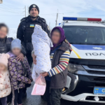 На Одещині правоохоронці врятували сім’ю з немовлям, якій загрожував 20-кілометровий піший маршрут — ВІДЕО