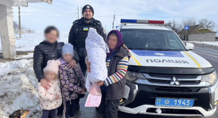 На Одещині правоохоронці врятували сім’ю з немовлям, якій загрожував 20-кілометровий піший маршрут — ВІДЕО