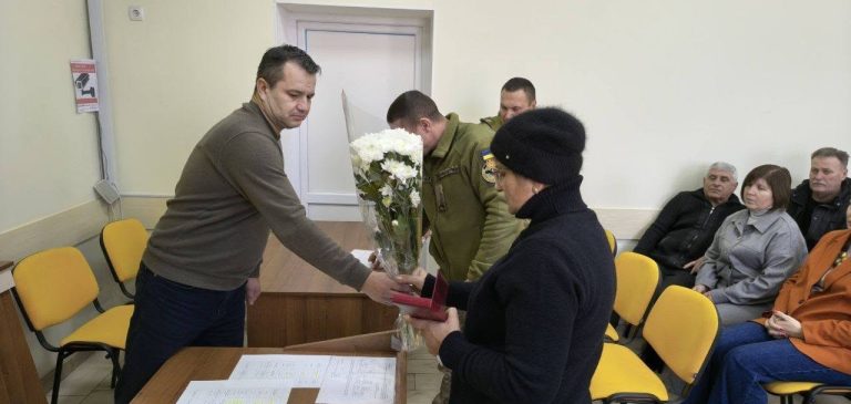 У Татарбунарах сім’ям двох загиблих воїнів вручили державні нагороди