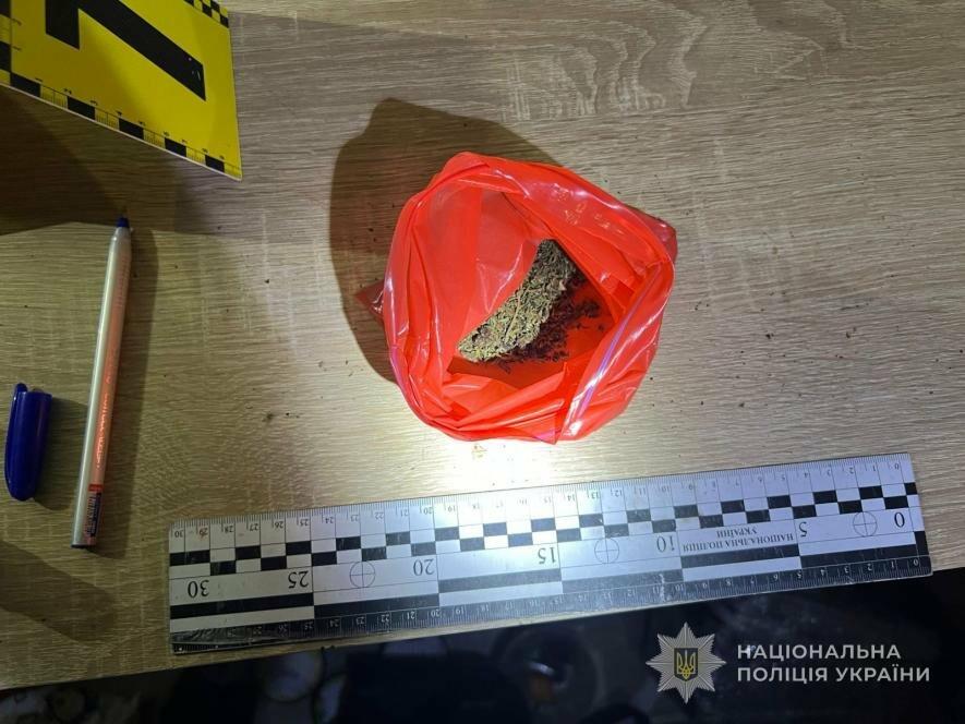 В Одесі затримали 25-річного наркодилера, який організував збут наркотиків із під’їзду