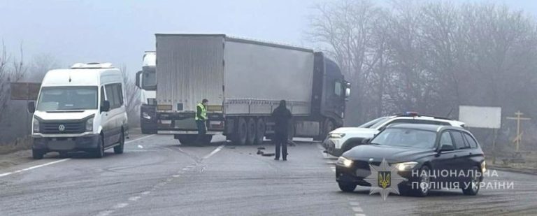Рух на трасі Одеса—Рені ускладнений через зіткнення двох авто та автобуса
