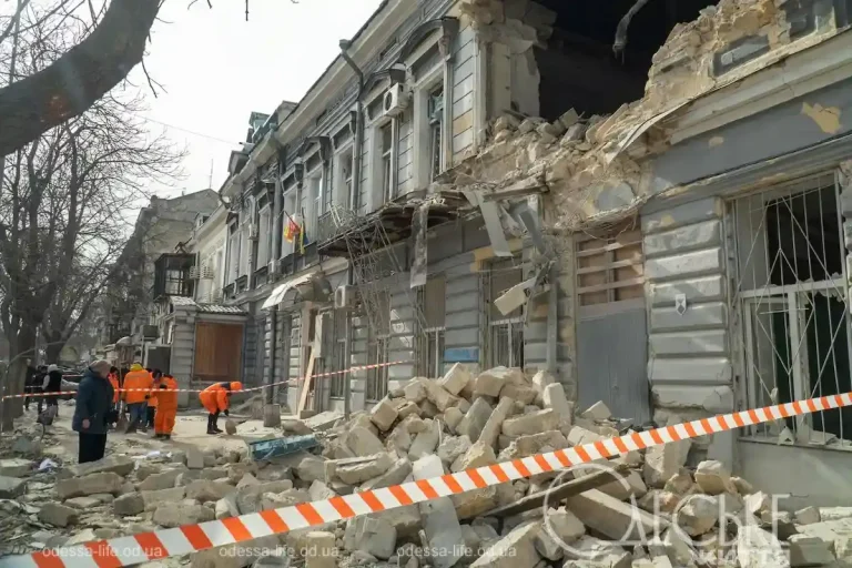 Ворожий терор в Одесі: зруйнований ліцей і палаючі будинки — фоторепортаж з епіцентру руйнувань