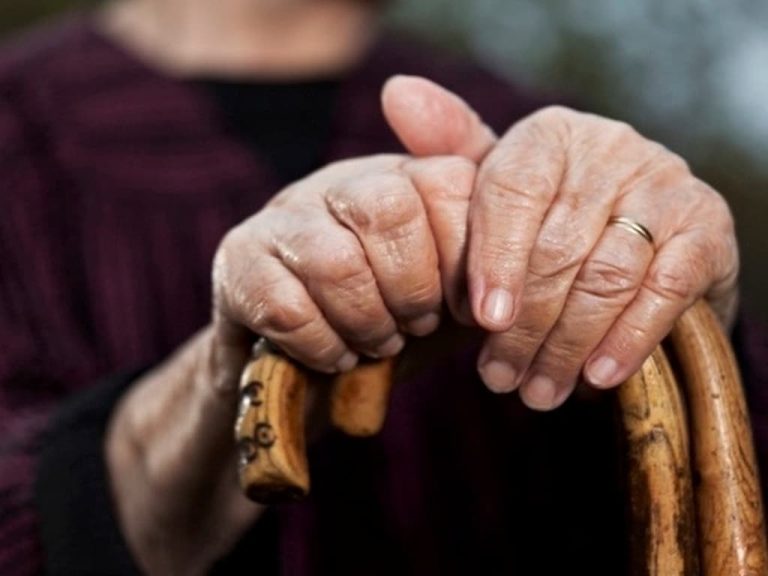 В Одесі через відсутність ліфтів і світла надають допомогу пенсіонерам і людям з інвалідністю