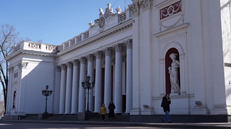Фоторепортаж: у центрі Одеси руйнується фасад мерії