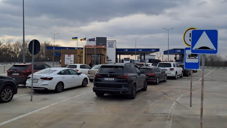 Черги на кордонах через затори на трасі Одеса–Рені